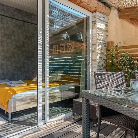 - Piscine Et Terrasse * Mevouillon